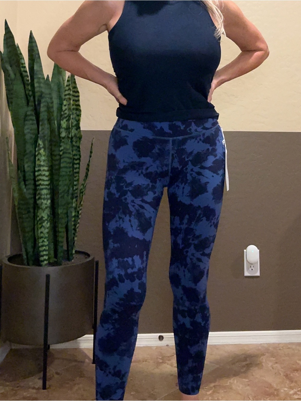 Tavi High Waisted 7/8 leggings size medium NWT